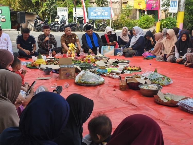 Tradisi babaritan atau hajat bumi yang digelar masyarakat Kampung Ciranggon, Kecamatan Cikarang Timur, Kabupaten Bekasi, menjadi ruang warga untuk memperkuat silaturahmi dan kebersamaan tanpa membedakan status sosial.