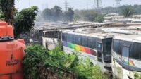 Kebakaran di di pangkalan bus Sinar Jaya, Jalan Jarakosta Dalam, Desa Sukadanau, Kecamatan Cikarang Barat, Kabupaten Bekasi terjadi pada Selasa (18/08) dini hari dan menghanguskan sedikitnya 50 bus dari sekitar 100 bus yang terparkir di pangkalan tersebut.