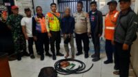 Polisi mengamankan satu dari tiga pria yang diduga terlibat pencurian kabel sistem persinyalan kereta api di wilayah Cikarang Barat, Kabupaten Bekasi. Ia ditangkap petugas keamanan PT Kereta Api Indonesia (KAI) di sekitar KM 40+200 Desa Telagamurni, Kecamatan Cikarang Barat, Minggu 09 Agustus dini hari.