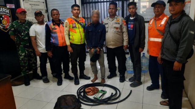 Polisi mengamankan satu dari tiga pria yang diduga terlibat pencurian kabel sistem persinyalan kereta api di wilayah Cikarang Barat, Kabupaten Bekasi. Ia ditangkap petugas keamanan PT Kereta Api Indonesia (KAI) di sekitar KM 40+200 Desa Telagamurni, Kecamatan Cikarang Barat, Minggu 09 Agustus dini hari.