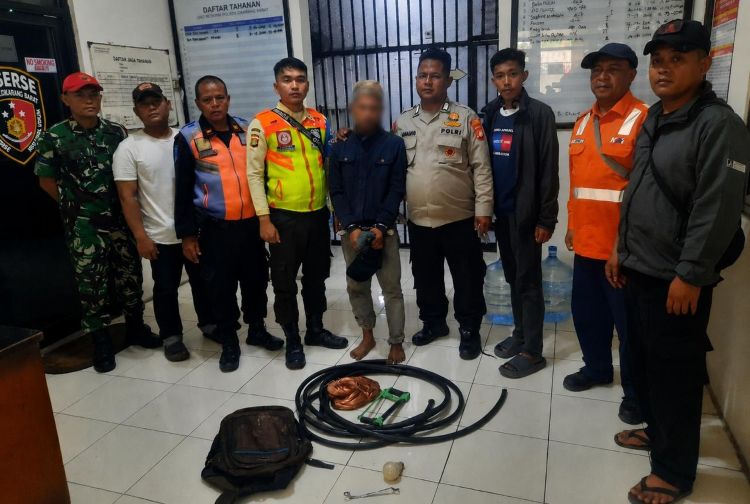 Polisi mengamankan satu dari tiga pria yang diduga terlibat pencurian kabel sistem persinyalan kereta api di wilayah Cikarang Barat, Kabupaten Bekasi. Ia ditangkap petugas keamanan PT Kereta Api Indonesia (KAI) di sekitar KM 40+200 Desa Telagamurni, Kecamatan Cikarang Barat, Minggu 09 Agustus dini hari.