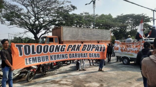 Warga Desa Hegarmukti, Kecamatan Cikarang Pusat, Kabupaten Bekasi mendesak Pemerintah Kabupaten Bekasi melakukan audit menyeluruh terhadap seluruh perusahaan batching plant yang beroperasi di wilayah tersebut.