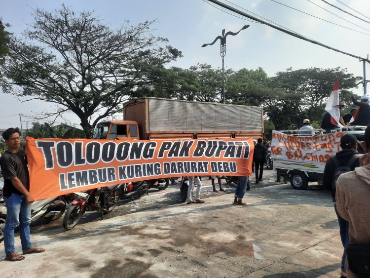 Warga Desa Hegarmukti, Kecamatan Cikarang Pusat, Kabupaten Bekasi mendesak Pemerintah Kabupaten Bekasi melakukan audit menyeluruh terhadap seluruh perusahaan batching plant yang beroperasi di wilayah tersebut.