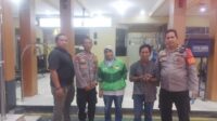 driver ojol Seorang pengemudi ojek online (ojol) perempuan melacak sepeda motornya menggunakan aplikasi setelah kendaraan tersebut dipinjam seorang pria namun tak kunjung dikembalikan, Sabtu (23/08). Pelacakan membawa korban hingga wilayah Kalijaya, Kecamatan Cikarang Barat, Kabupaten Bekasi.