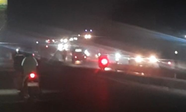Kondisi penerangan di Fly Over Jalan KH Raden Ma’mun Nawawi, Desa Pasirsari, Kecamatan Cikarang Selatan, Kabupaten Bekasi, dikeluhkan pengguna jalan. Ruas jalan provinsi tersebut terpantau gelap gulita pada malam hari dan dinilai membahayakan pengendara yang melintas.