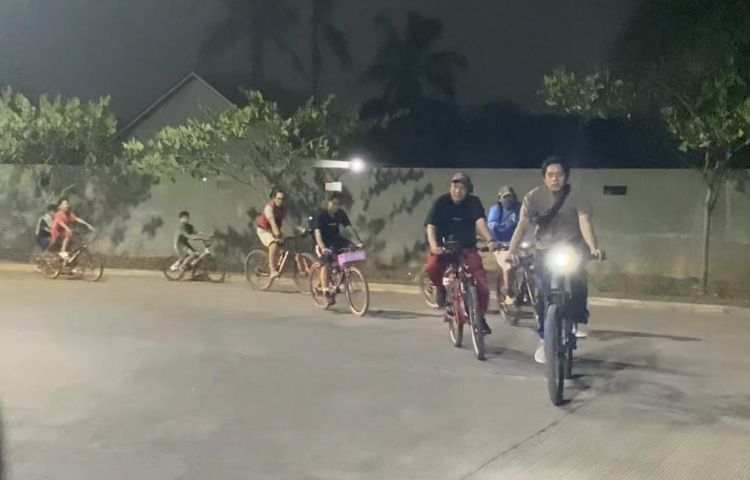 arga Kecamatan Babelan, Kabupaten Bekasi, menggelar kegiatan gowes malam perdana pada Kamis (31/07) malam. Kegiatan yang dipusatkan di salah satu warkop di kawasan Babelan itu diikuti belasan pesepeda dari sejumlah wilayah permukiman sekitar.