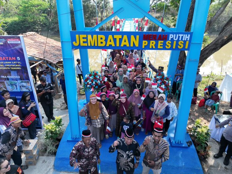 Empat Jembatan Merah Putih Presisi dibangun di Kabupaten Bekasi. Salah satunya di Kampung Pulongandang Tengah RT 10/RW 03, Desa Sindangsari, Kecamatan Cabangbungin.