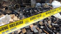 Warga Kampung Jati, Kelurahan Jatimulya, Kecamatan Tambun Selatan, Kabupaten Bekasi, menemukan jasad seorang pria dalam kondisi hangus setelah kebakaran terjadi pada Selasa (25/08) dini hari. Jasad tersebut ditemukan setelah warga berhasil memadamkan kobaran api.
