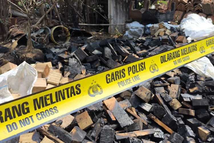 Warga Kampung Jati, Kelurahan Jatimulya, Kecamatan Tambun Selatan, Kabupaten Bekasi, menemukan jasad seorang pria dalam kondisi hangus setelah kebakaran terjadi pada Selasa (25/08) dini hari. Jasad tersebut ditemukan setelah warga berhasil memadamkan kobaran api.