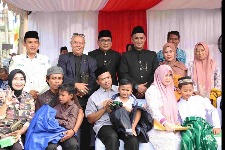 Pemerintah Kabupaten Bekasi menggelar bakti sosial berupa khitanan atau sunatan massal gratis bagi 76 anak dari keluarga kurang mampu dari berbagai kecamatan. Kegiatan tersebut berlangsung di Poliklinik Pemda Kabupaten Bekasi, Sukamahi, Cikarang Pusat, Sabtu (15/08).