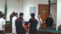 nyumarno kasus penganiayaan Tim kuasa hukum anggota DPRD Kabupaten Bekasi, Nyumarno, menduga ada pihak lain yang memengaruhi proses perdamaian dalam perkara dugaan penganiayaan terhadap seorang warga bernama Fendy yang kini tengah bergulir di Pengadilan Negeri Cikarang.