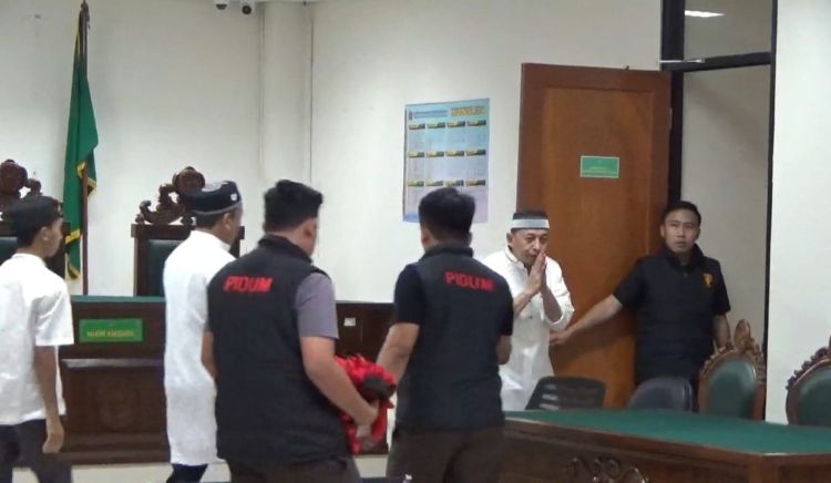Tim kuasa hukum anggota DPRD Kabupaten Bekasi, Nyumarno, menduga ada pihak lain yang memengaruhi proses perdamaian dalam perkara dugaan penganiayaan terhadap seorang warga bernama Fendy yang kini tengah bergulir di Pengadilan Negeri Cikarang.
