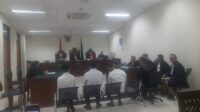 Sidang lanjutan kasus dugaan pengeroyokan yang menjerat anggota DPRD Kabupaten Bekasi, Nyumarno di PN Cikarang dengan agenda pembacaan eksepsi/perlawanan dari tergugat.