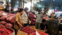 Harga sejumlah komoditas Barang Pokok Penting (Bapokting) di Pasar Induk Cibitung mengalami kenaikan tipis pada Selasa (18/08). Kenaikan terutama terjadi pada komoditas cabai dan bawang merah.