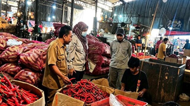 Harga sejumlah komoditas Barang Pokok Penting (Bapokting) di Pasar Induk Cibitung mengalami kenaikan tipis pada Selasa (18/08). Kenaikan terutama terjadi pada komoditas cabai dan bawang merah.