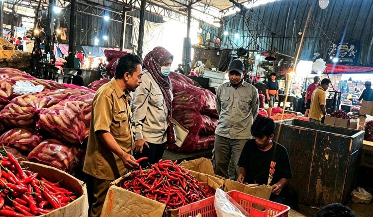 Harga sejumlah komoditas Barang Pokok Penting (Bapokting) di Pasar Induk Cibitung mengalami kenaikan tipis pada Selasa (18/08). Kenaikan terutama terjadi pada komoditas cabai dan bawang merah.