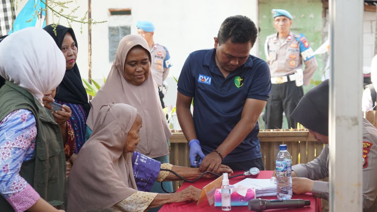 Polres Metro Bekasi menggelar bakti kesehatan dan bakti sosial di Kampung Paparean RT 06/RW 04, Desa Pasirtanjung, Kecamatan Cikarang Pusat, Kabupaten Bekasi, Kamis (13/08). Kegiatan tersebut merupakan rangkaian peringatan Dirgahayu Kemerdekaan Republik Indonesia.