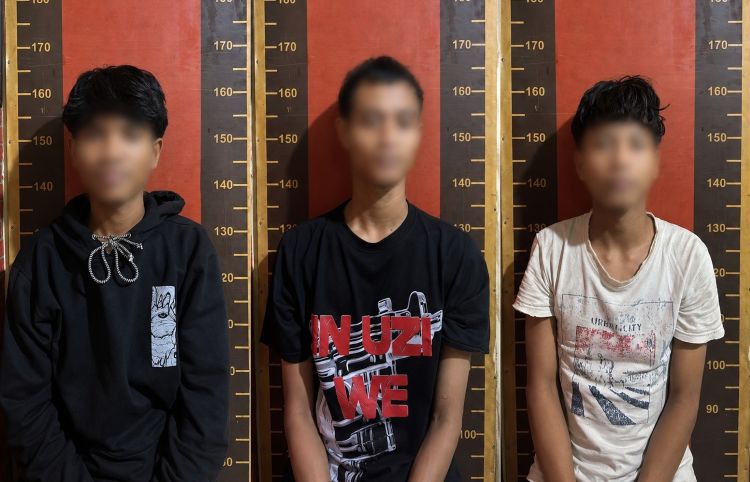 Unit Reskrim Polsek Sukatani Polres Metro Bekasi mengamankan tiga laki-laki yang diduga terlibat penyimpanan, kepemilikan, penguasaan, dan penyalahgunaan narkotika jenis tembakau sintetis atau sinte di Kecamatan Sukatani, Kabupaten Bekasi, Selasa (18/08).