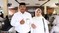 warna dan unih Warna Suwarna dan istrinya, Unih saat mengikuti Sidang Isbat Nikah Terpadu yang diikuti 41 pasangan suami istri di Gedung Balai Rakyat DPRD Kabupaten Bekasi, Cikarang Pusat, Jumat (14/08) pagi.