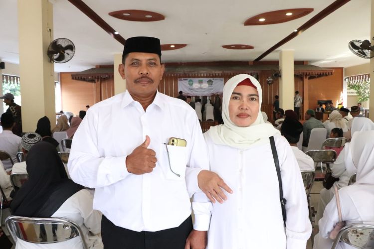 Warna Suwarna dan istrinya, Unih saat mengikuti Sidang Isbat Nikah Terpadu yang diikuti 41 pasangan suami istri di Gedung Balai Rakyat DPRD Kabupaten Bekasi, Cikarang Pusat, Jumat (14/08) pagi.
