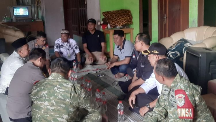 Camat Serang Baru Deni Mulyadi bersama unsur Forum Komunikasi Pimpinan Kecamatan (Forkopimcam) menyambangi kediaman Karya Mardi Putra (H.Ekeng) salah satu Cakades yang mengikuti Pilkades Serentak Kabupaten Bekasi 2026 di Desa Jayasampurna.
