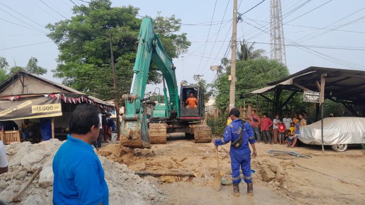 PT Pertamina Gas memastikan material berupa lumpur yang muncul di sekitar area pembangunan pipa BBM Cikampek–Plumpang di Desa Telaga Murni, Kabupaten Bekasi, telah ditangani.