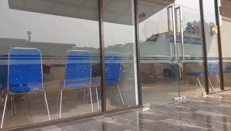 Kantor Dinas Pemberdayaan Masyarakat dan Desa (DPMD) Kabupaten Bekasi sempat digembok sekelompok orang yang memprotes hasil seleksi bakal calon kepala desa dalam tahapan Pilkades Serentak 2026.