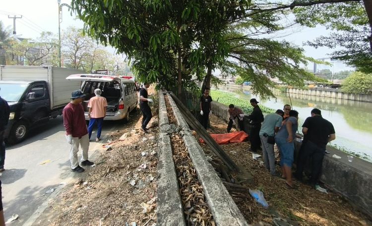 Warga Kelurahan Jatimulya, Kecamatan Tambun Selatan, Kabupaten Bekasi, digegerkan dengan penemuan jasad pria tanpa identitas yang mengambang di tepi aliran Sungai Kalimalang, Selasa (01/09) pagi.