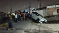 Sebuah minibus tergelincir ke pinggir kali di Jalan Kampung Bojong Koneng, Desa Telagamurni, Kecamatan Cikarang Barat, Kabupaten Bekasi, Rabu (02/09) malam.