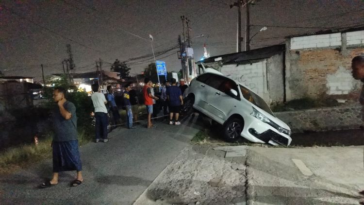 Sebuah minibus tergelincir ke pinggir kali di Jalan Kampung Bojong Koneng, Desa Telagamurni, Kecamatan Cikarang Barat, Kabupaten Bekasi, Rabu (02/09) malam.