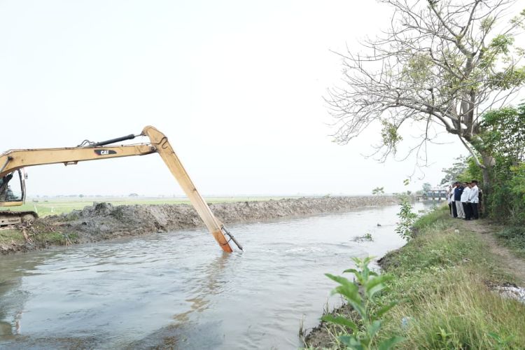 Pemerintah Kabupaten Bekasi terus memantau progres normalisasi Saluran Sekunder (SS) Bendung Kedung Gede (BKG) untuk memperlancar aliran air sekaligus mendukung kebutuhan pengairan lahan pertanian di Kabupaten Bekasi.
