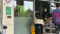 Untuk memastikan keselamatan pasien, seluruh pasien ICU kemudian dievakuasi sementara. Dua pasien yang menggunakan ventilator sempat dipindahkan ke ruang cath lab yang berada di sebelah area ICU lantai 2.