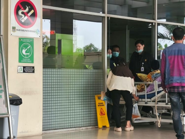 Untuk memastikan keselamatan pasien, seluruh pasien ICU kemudian dievakuasi sementara. Dua pasien yang menggunakan ventilator sempat dipindahkan ke ruang cath lab yang berada di sebelah area ICU lantai 2.