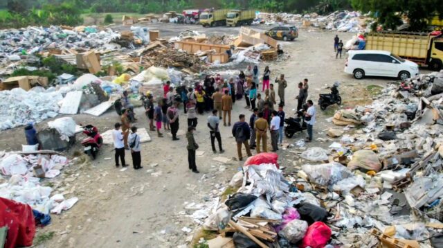 Aktivitas pengelolaan dan pembakaran sampah di Kampung Ranca Kaso RT 15/08, Desa Pasirtanjung, Kecamatan Cikarang Pusat, dikeluhkan warga karena dinilai mengganggu lingkungan sekitar.