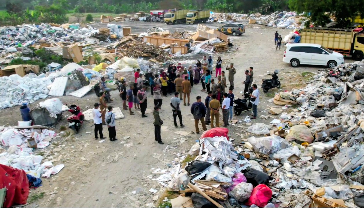 Aktivitas pengelolaan dan pembakaran sampah di Kampung Ranca Kaso RT 15/08, Desa Pasirtanjung, Kecamatan Cikarang Pusat, dikeluhkan warga karena dinilai mengganggu lingkungan sekitar.