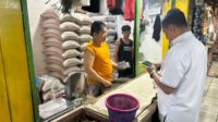 Tim Satuan Tugas (Satgas) Pengendalian Harga Pangan Polres Metro Bekasi memantau harga dan ketersediaan bahan pokok penting di Pasar Tambun, Kabupaten Bekasi, Senin (10/09). Pemantauan dilakukan untuk mengantisipasi gejolak harga pangan sekaligus memastikan pasokan, khususnya beras, tetap mencukupi menjelang akhir tahun.