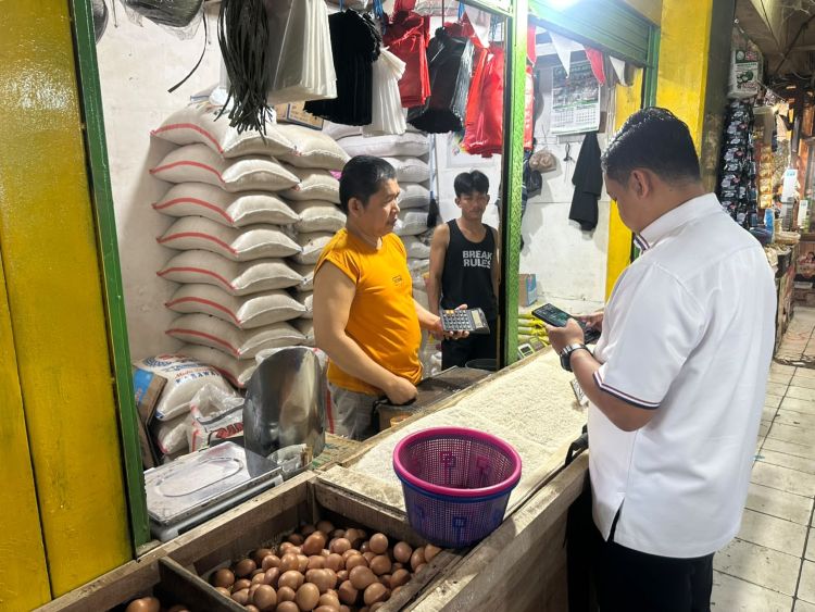 Tim Satuan Tugas (Satgas) Pengendalian Harga Pangan Polres Metro Bekasi memantau harga dan ketersediaan bahan pokok penting di Pasar Tambun, Kabupaten Bekasi, Senin (10/09). Pemantauan dilakukan untuk mengantisipasi gejolak harga pangan sekaligus memastikan pasokan, khususnya beras, tetap mencukupi menjelang akhir tahun.