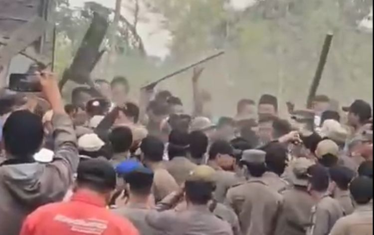 Sejumlah warga terlihat membawa bambu dan kayu yang digunakan sebagai alat untuk menghadang petugas saat hendak melakukan penertiban bangunan liar (bangli) di di Jalan Jarakosta, Desa Sukadanau, Kecamatan Cikarang Barat, Kabupaten Bekasi, Rabu (02/09).