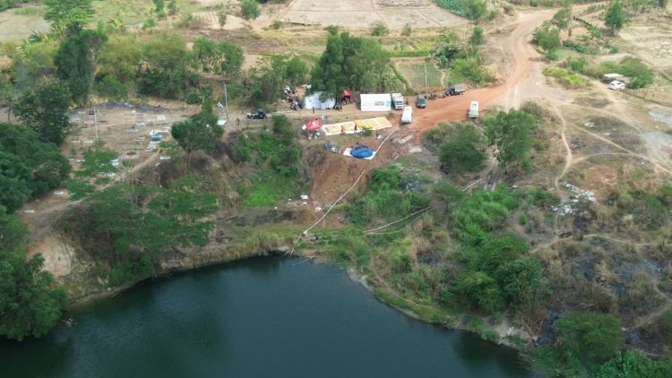 Air dari kawasan bekas galian pasir yang dikenal warga sebagai Telaga Hejo di Kampung Tegal Kadu, Desa Sirnajaya, Kecamatan Serang Baru, Kabupaten Bekasi, tidak langsung disalurkan kepada masyarakat. Palang Merah Indonesia (PMI) Kabupaten Bekasi terlebih dahulu melakukan pengujian terhadap air baku tersebut untuk memastikan kelayakannya sebelum diproses menjadi air bersih bagi warga yang terdampak kekeringan.