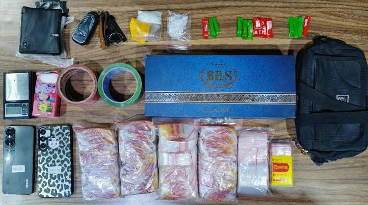 Satuan Reserse Narkoba Polres Metro Bekasi mengamankan dua orang dalam pengembangan kasus dugaan penyalahgunaan dan peredaran narkotika jenis sabu di wilayah Kabupaten Bekasi.