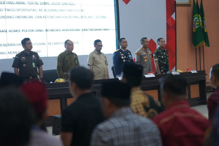 Kapolres Metro Bekasi Kombes Pol Andi Oddang Riuh Hutomo menghadiri kegiatan Deklarasi Damai Calon Kepala Desa se-Kabupaten Bekasi dalam rangka Pemilihan Kepala Desa (Pilkades) Serentak Tahun 2026.