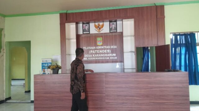 Kondisi kantor desa Karangharum, Kecamatan Kedungwaringin, Kabupaten Bekasi yang sempat kosong berdampak terhadap aktivitas pelayanan masyarakat. Pelayanan kemudian kembali berjalan setelah pemerintahan desa ditangani oleh Penjabat (Pj) Kepala Desa.