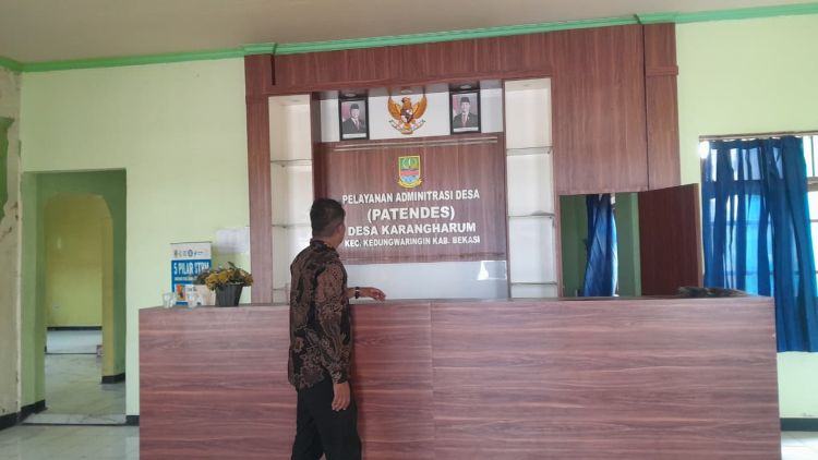 Kondisi kantor desa Karangharum, Kecamatan Kedungwaringin, Kabupaten Bekasi yang sempat kosong berdampak terhadap aktivitas pelayanan masyarakat. Pelayanan kemudian kembali berjalan setelah pemerintahan desa ditangani oleh Penjabat (Pj) Kepala Desa.