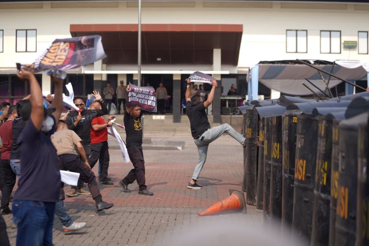 Kepolisian mengingatkan seluruh peserta dan pendukung Pilkades Serentak 2026 di Kabupaten Bekasi untuk mewaspadai potensi gesekan setelah pemungutan suara.
