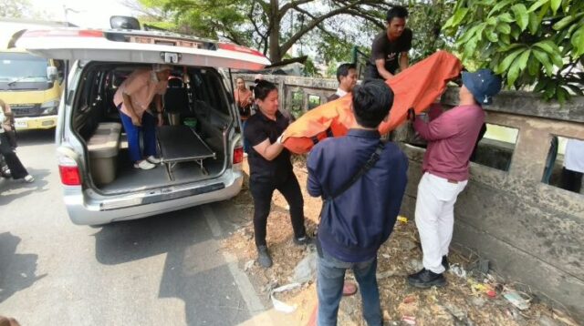 Polisi masih mendalami identitas pria yang ditemukan tewas mengambang di aliran Sungai Kalimalang, Kelurahan Jatimulya, Kecamatan Tambun Selatan, Kabupaten Bekasi.
