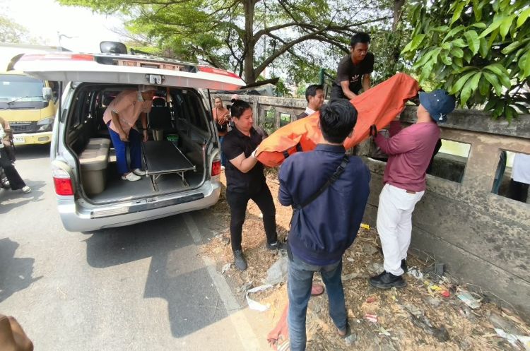 Polisi masih mendalami identitas pria yang ditemukan tewas mengambang di aliran Sungai Kalimalang, Kelurahan Jatimulya, Kecamatan Tambun Selatan, Kabupaten Bekasi.