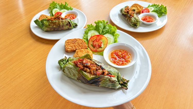 FOX Lite Hotel Cikarang menghadirkan menu kuliner baru bertajuk Nasi Bakaran dengan tiga pilihan lauk, yakni Nasi Bakar Ayam Kemangi, Nasi Bakar Teri Kacang, dan Nasi Bakar Cumi.