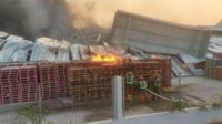 pabrik cicau Sebuah gudang penyimpanan marketplace di kawasan industri Delta Silicon 3, Cikarang Pusat, Kabupaten Bekasi, terbakar hebat pada Jumat (25/09) pagi. Petugas pemadam kebakaran sempat mengalami kendala karena hidran di kawasan tersebut tidak berfungsi.