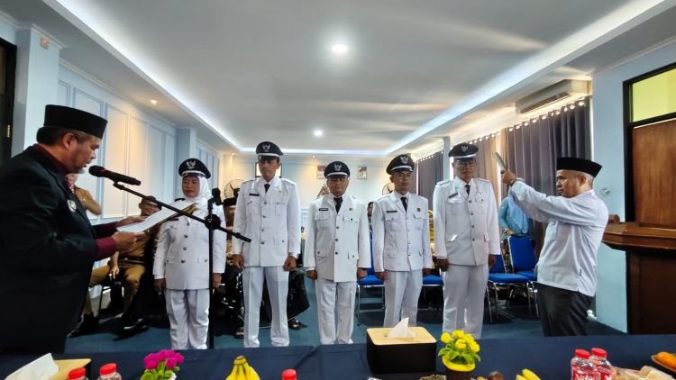 Penjabat (Pj) Kepala Desa di Kecamatan Cikarang Selatan diminta segera melakukan konsolidasi setelah resmi dilantik untuk memastikan pemerintahan desa tetap berjalan selama masa transisi.