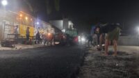 — Pemerintah Desa Jayasampurna, Kecamatan Serang Baru, Kabupaten Bekasi, melakukan perbaikan jalan lingkungan di wilayah RW 014 pada Sabtu (05/09) malam. Perbaikan dilakukan pada ruas jalan sepanjang 186 meter dengan lebar 3 meter yang berada tepat di depan Perumahan Cikarang Utama Residence II.